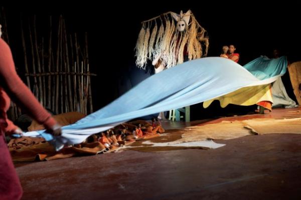 red earth revisited speeltheater hollandcarlakogelmansmall
